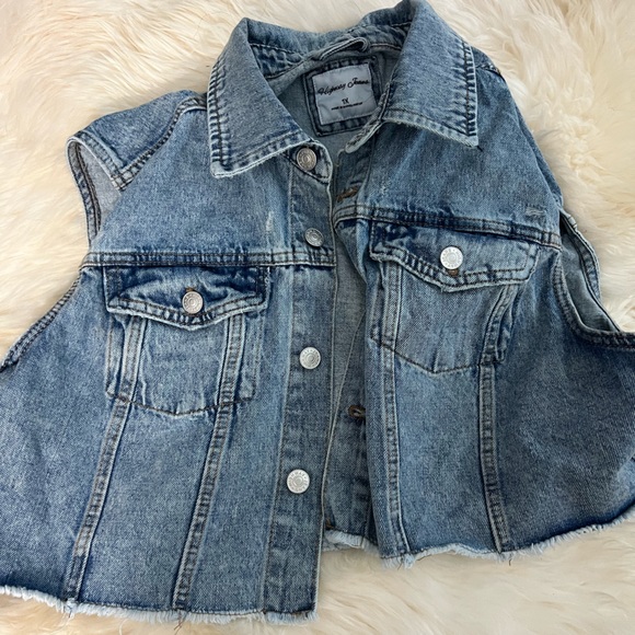 Cropped sleeveless denim jacket - Picture 2 of 3